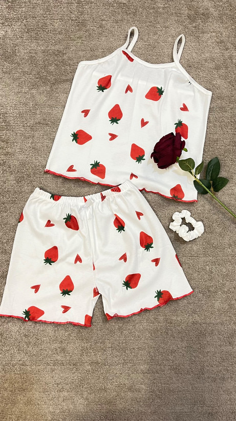 ست لباس خواب دخترانه طرح توت فرنگی Strawberries– رنگ سفید قرمز
