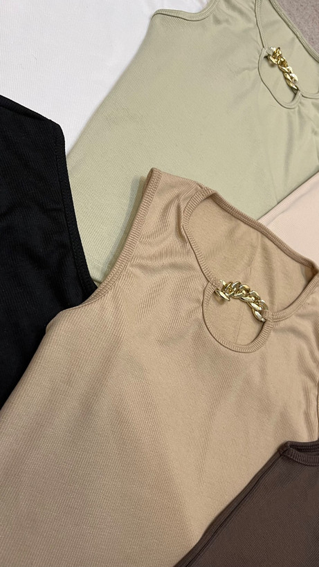 تاپ کبریتی یقه اشکی مدل "Golden Chain" – با اکسسوری زنجیر کارتیه